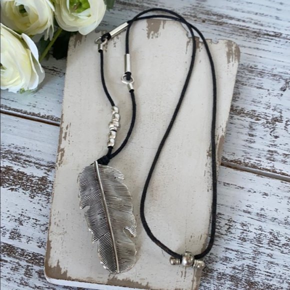 Jewelry - Beautiful Silver Tone Metal Feather Necklace